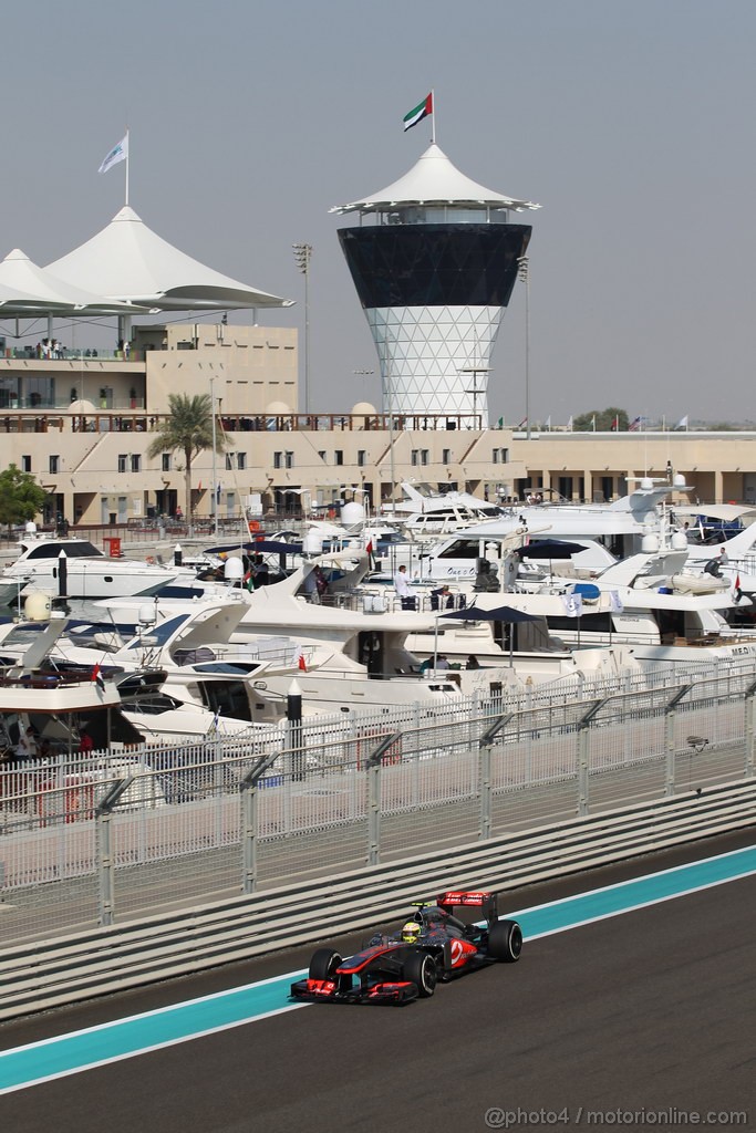 GP ABU DHABI, 01.11.2013- Prove Libere 1: Sergio Perez (MEX) McLaren MP4-28 