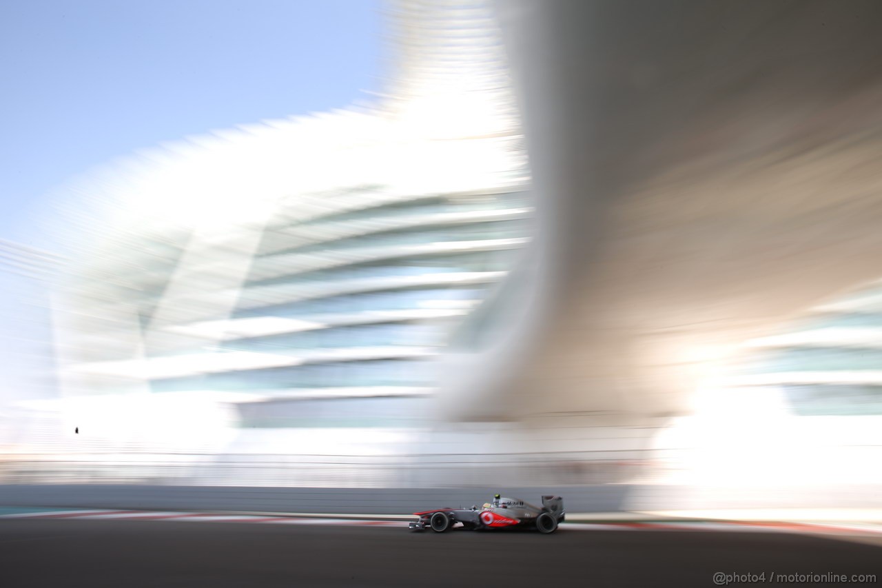 GP ABU DHABI, 01.11.2013- Prove Libere 1, Sergio Perez (MEX) McLaren MP4-28