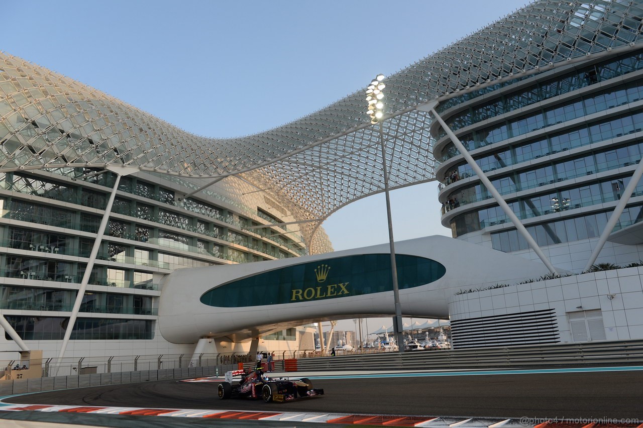 GP ABU DHABI, 01.11.2013- Prove Libere 2: Daniel Ricciardo (AUS) Scuderia Toro Rosso STR8 