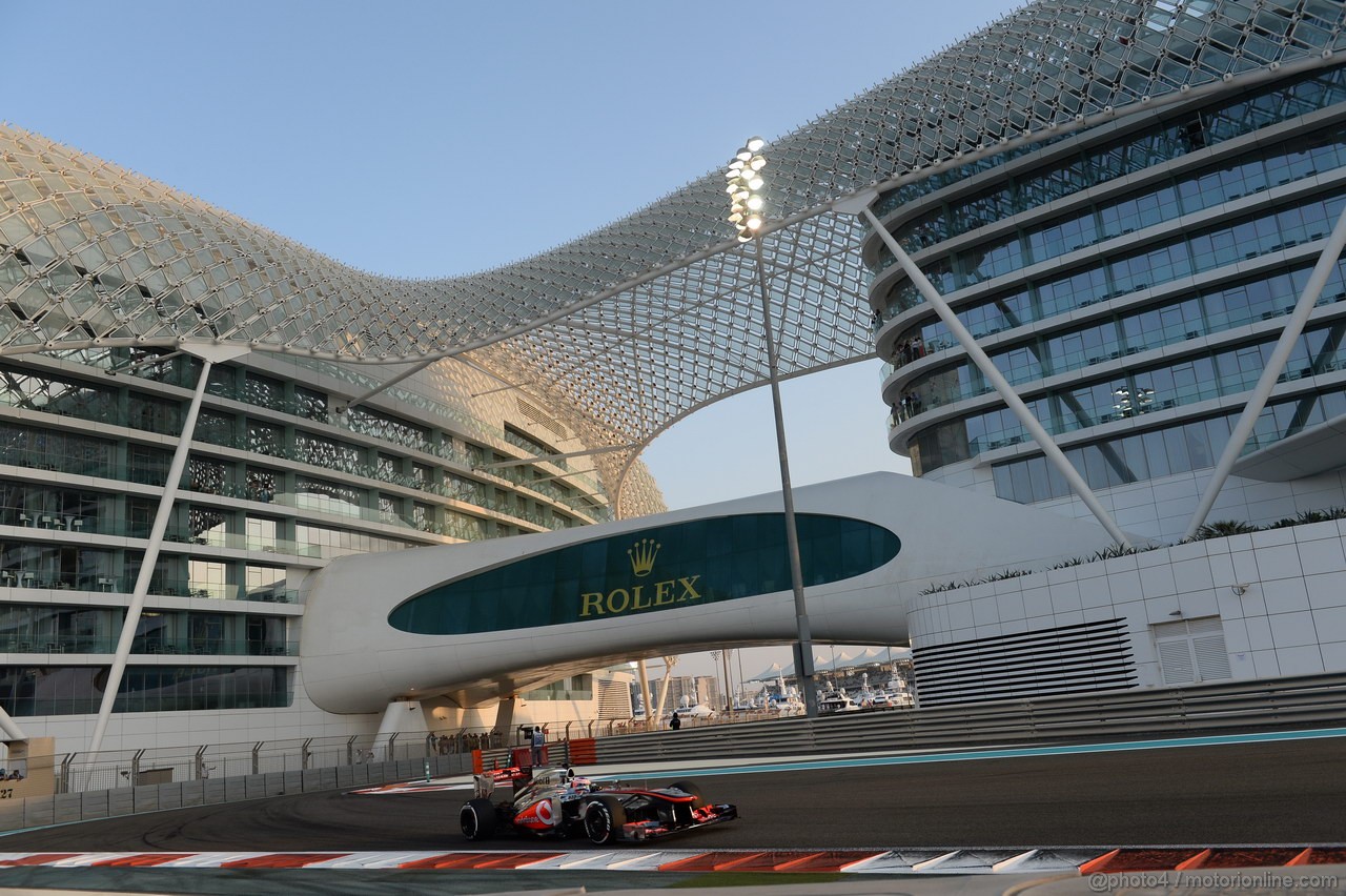 GP ABU DHABI, 01.11.2013- Prove Libere 2: Jenson Button (GBR) McLaren Mercedes MP4-28 