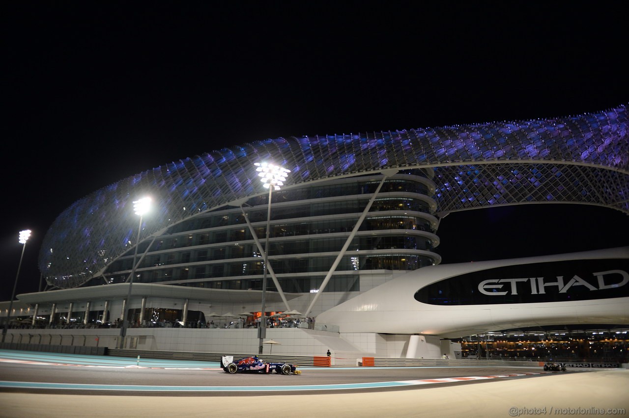 GP ABU DHABI, 01.11.2013- Prove Libere 2: Daniel Ricciardo (AUS) Scuderia Toro Rosso STR8 