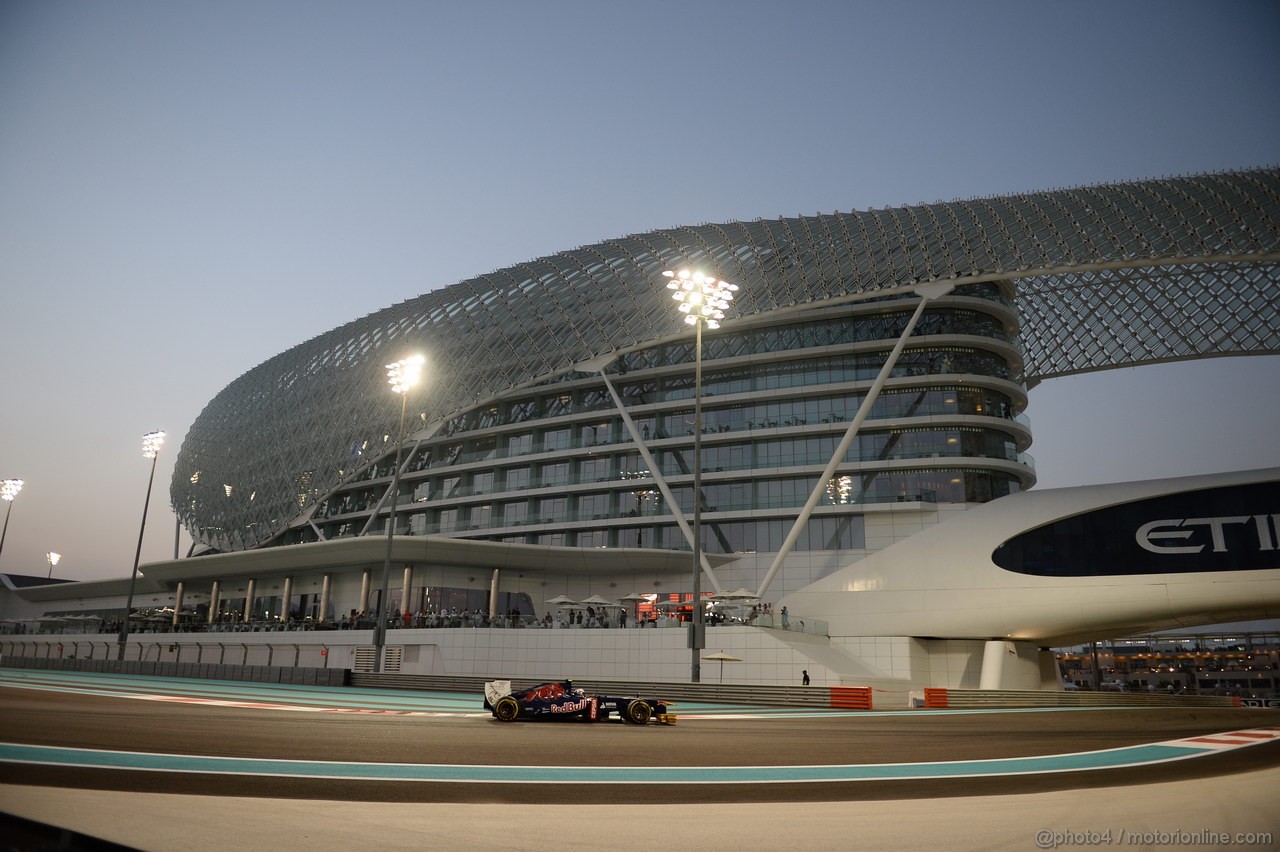 GP ABU DHABI, 01.11.2013- Prove Libere 2: Daniel Ricciardo (AUS) Scuderia Toro Rosso STR8 