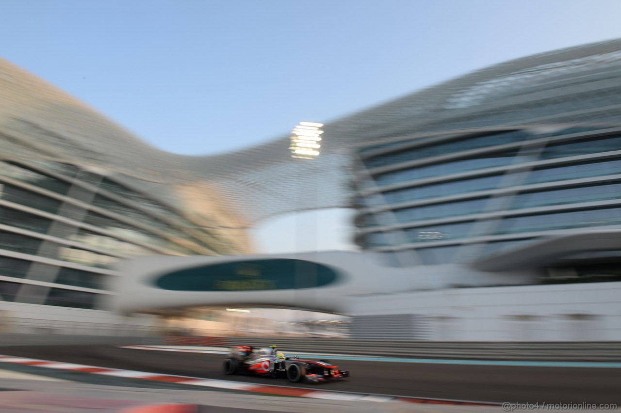 GP ABU DHABI, 01.11.2013- Prove Libere 2: Sergio Perez (MEX) McLaren MP4-28 