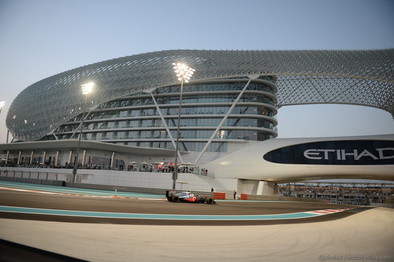 GP ABU DHABI, 01.11.2013- Prove Libere 2: Sergio Perez (MEX) McLaren MP4-28 