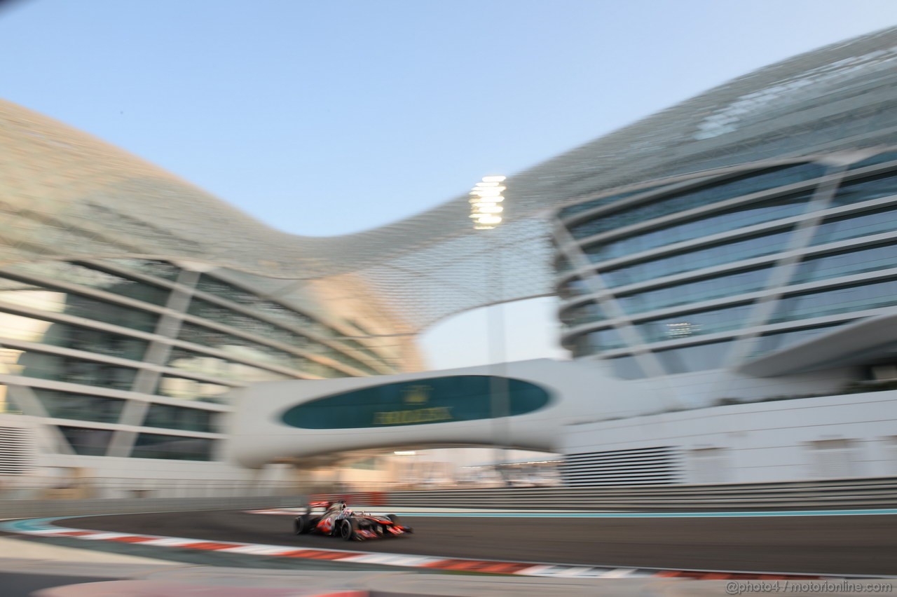GP ABU DHABI, 01.11.2013- Prove Libere 2: Jenson Button (GBR) McLaren Mercedes MP4-28 