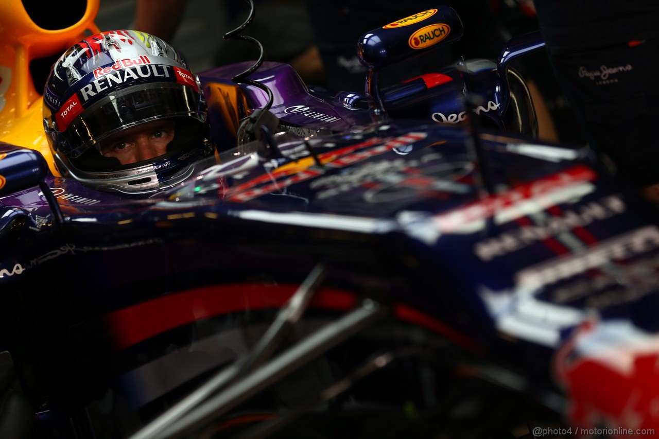 GP ABU DHABI, 01.11.2013- Prove Libere 2: Sebastian Vettel (GER) Red Bull Racing RB9 