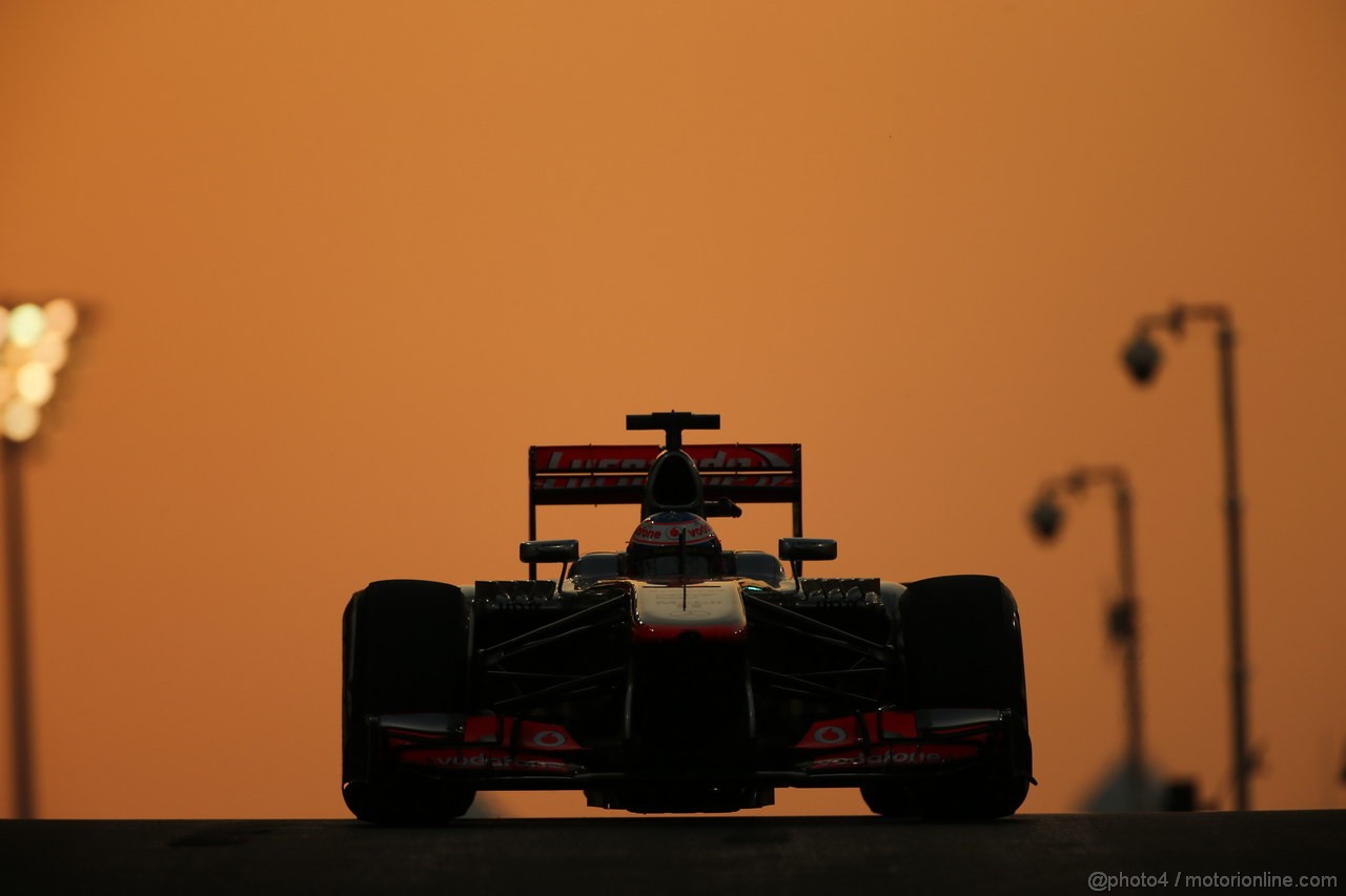 GP ABU DHABI, 01.11.2013- Prove Libere 2: Jenson Button (GBR) McLaren Mercedes MP4-28 