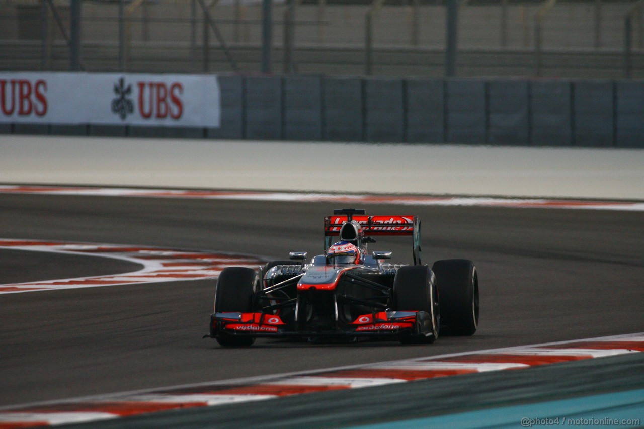 GP ABU DHABI, 01.11.2013- Prove Libere 2: Jenson Button (GBR) McLaren Mercedes MP4-28 