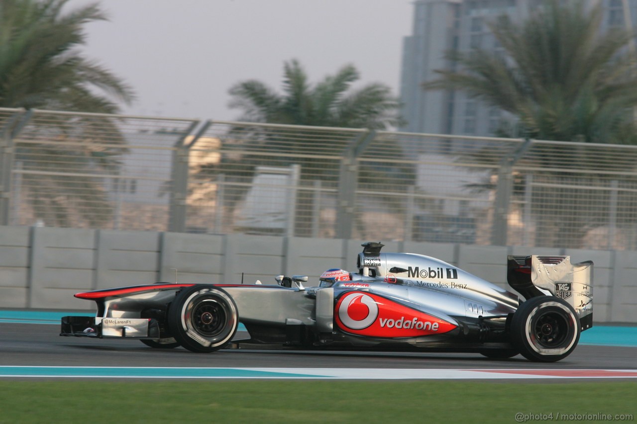 GP ABU DHABI, 01.11.2013- Prove Libere 2: Jenson Button (GBR) McLaren Mercedes MP4-28 