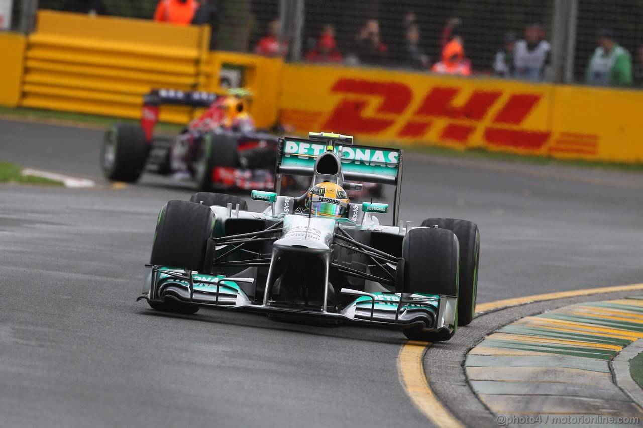 GP AUSTRALIA, 17.03.2013- Qualifiche, Lewis Hamilton (GBR) Mercedes AMG F1 W04 davanti a Mark Webber (AUS) Red Bull Racing RB9 