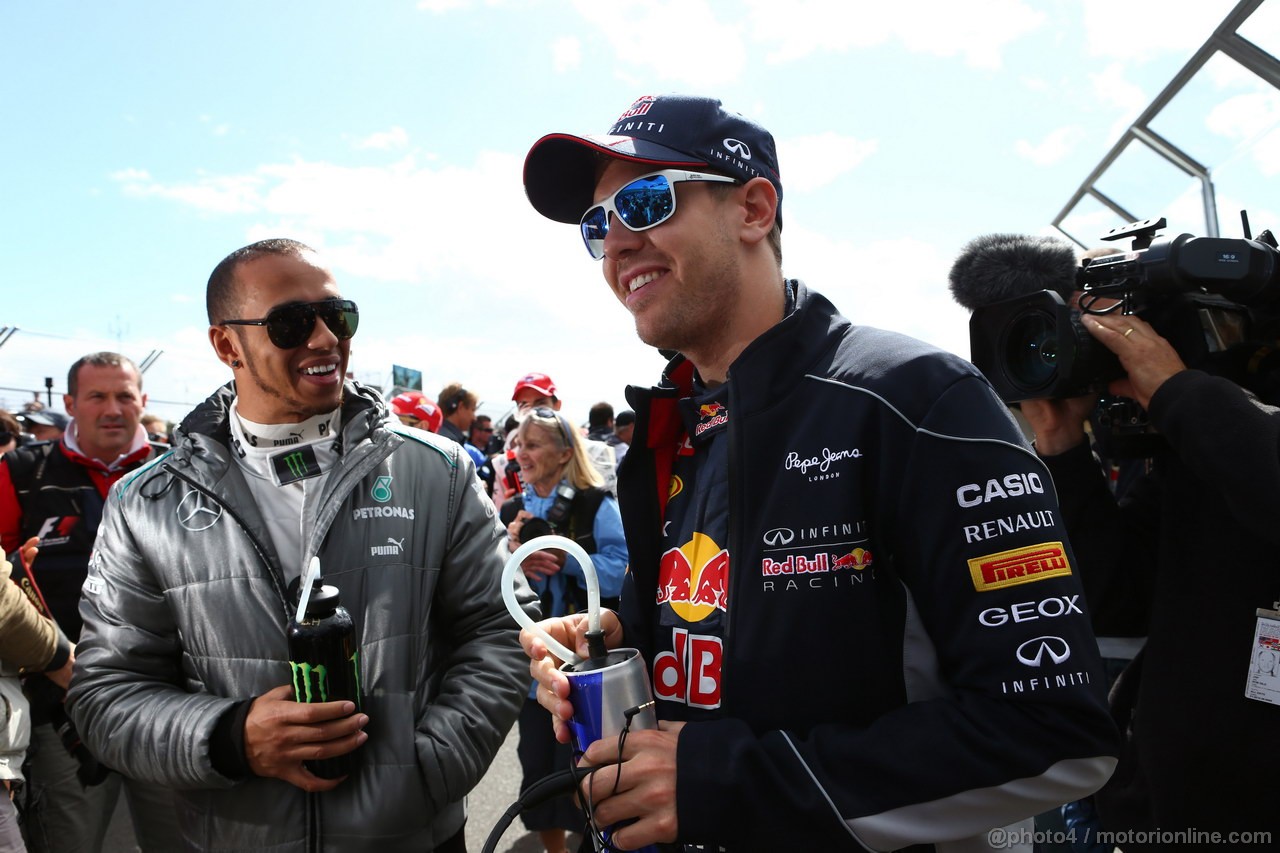GP AUSTRALIA, 17.03.2013- Lewis Hamilton (GBR) Mercedes AMG F1 W04 e Sebastian Vettel (GER) Red Bull Racing RB9 