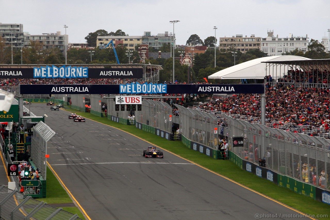 GP AUSTRALIA, 17.03.2013- Gara, Sebastian Vettel (GER) Red Bull Racing RB9 davanti a Felipe Massa (BRA) Ferrari F138 e Fernando Alonso (ESP) Ferrari F138 