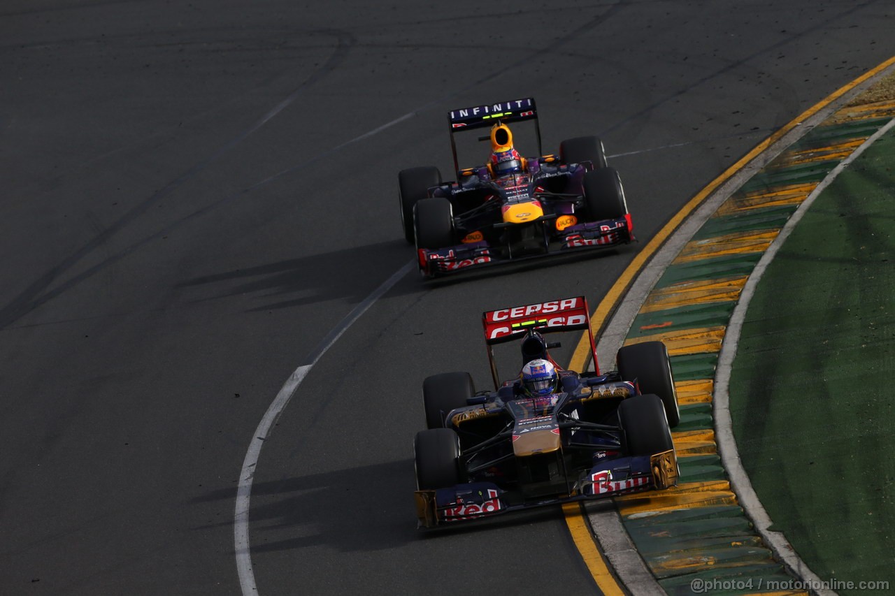 GP AUSTRALIA, 17.03.2013- Gara,Daniel Ricciardo (AUS) Scuderia Toro Rosso STR8  davanti a Mark Webber (AUS) Red Bull Racing RB9 