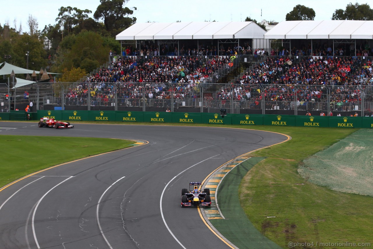 GP AUSTRALIA, 17.03.2013- Gara, Sebastian Vettel (GER) Red Bull Racing RB9 davanti a Felipe Massa (BRA) Ferrari F138 