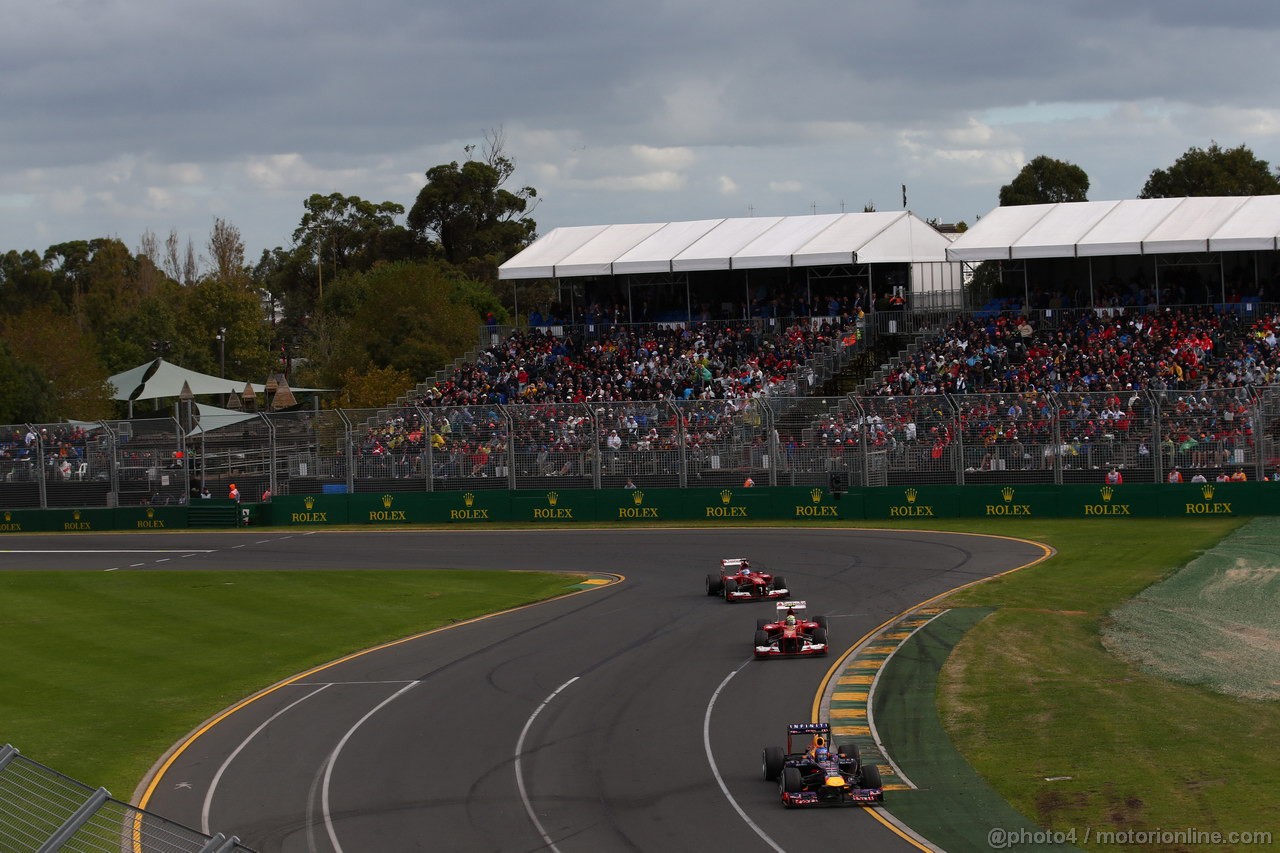 GP AUSTRALIA, 17.03.2013- Gara, Sebastian Vettel (GER) Red Bull Racing RB9 davanti a Felipe Massa (BRA) Ferrari F138 e Fernando Alonso (ESP) Ferrari F138 