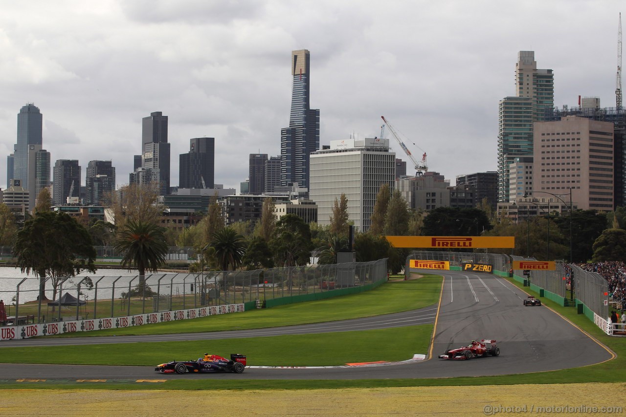 GP AUSTRALIA, 17.03.2013- Gara, Sebastian Vettel (GER) Red Bull Racing RB9 davanti a Fernando Alonso (ESP) Ferrari F138 