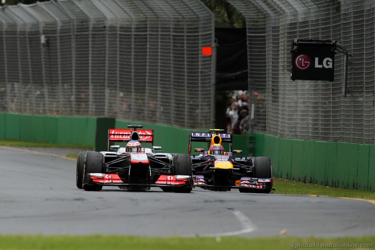 GP AUSTRALIA, 17.03.2013- Gara, Jenson Button (GBR) McLaren Mercedes MP4-28 e Mark Webber (AUS) Red Bull Racing RB9 
