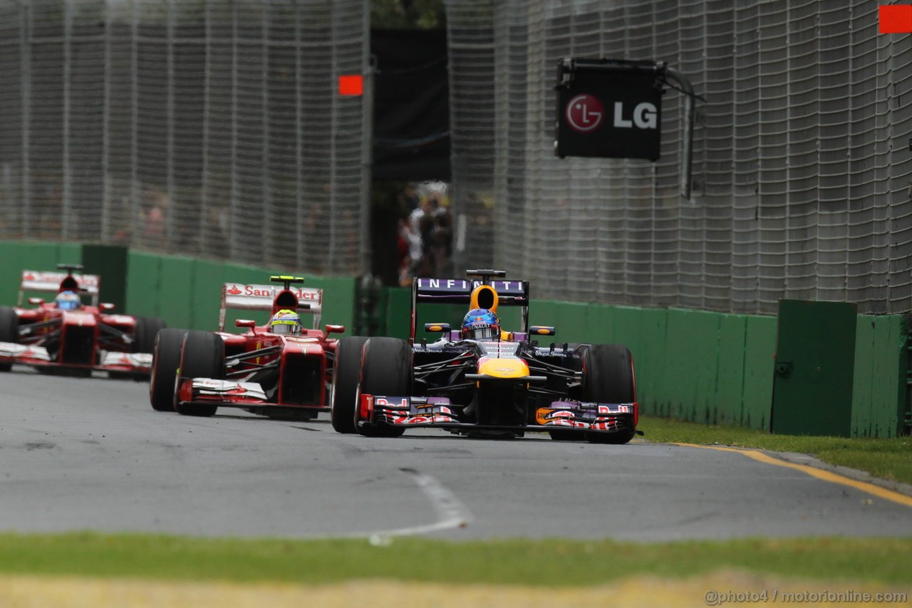 GP AUSTRALIA, 17.03.2013- Gara, Sebastian Vettel (GER) Red Bull Racing RB9 davanti a Felipe Massa (BRA) Ferrari F138 