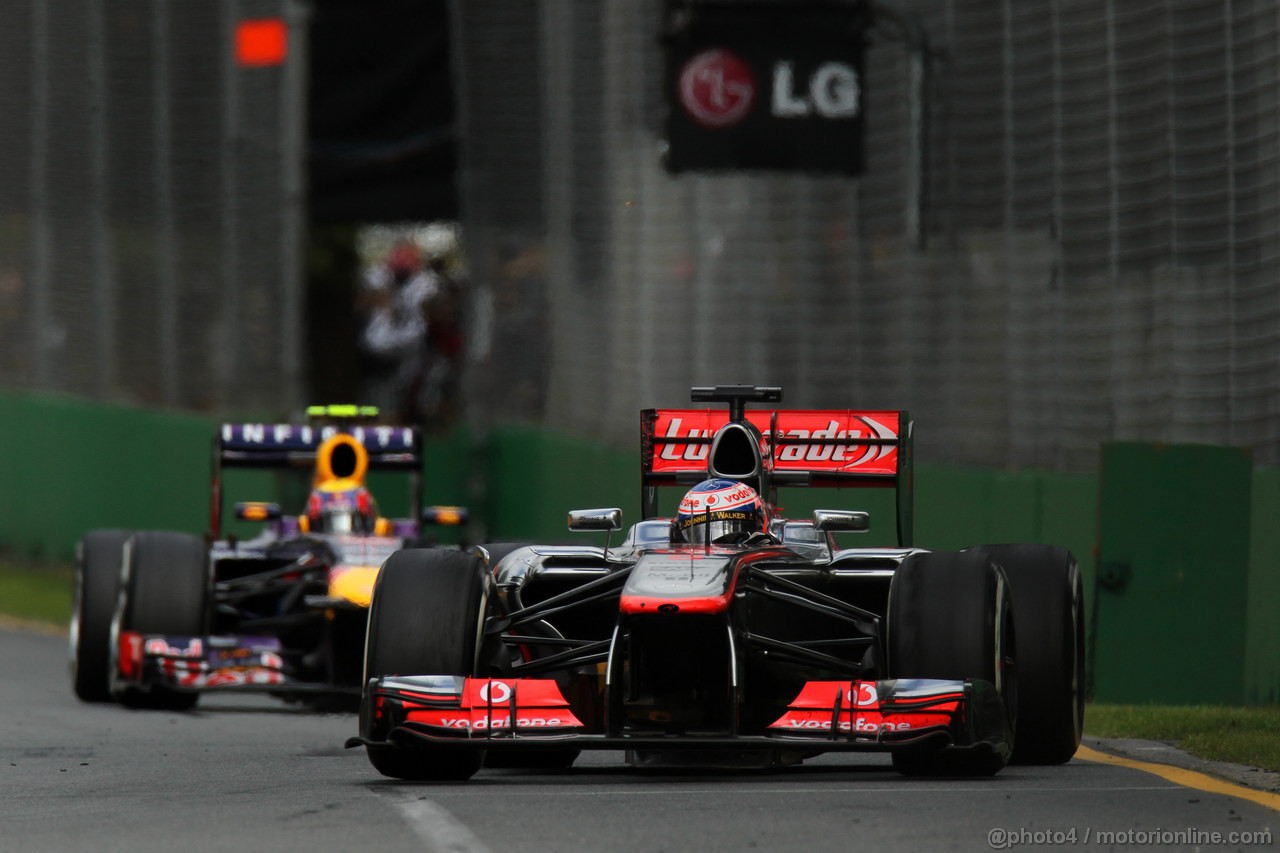 GP AUSTRALIA, 17.03.2013- Gara, Jenson Button (GBR) McLaren Mercedes MP4-28 davanti a Mark Webber (AUS) Red Bull Racing RB9