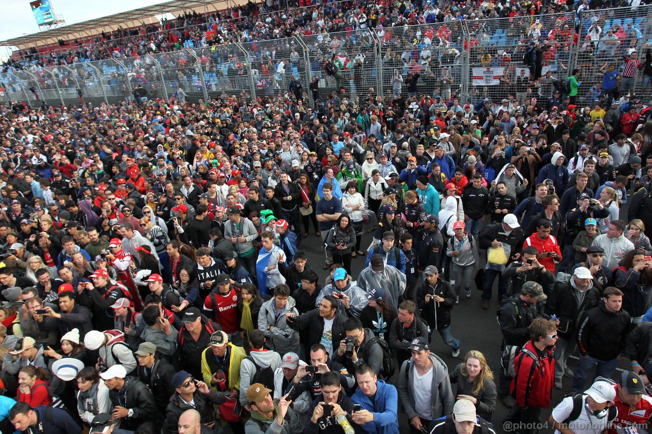 GP AUSTRALIA, 17.03.2013- Gara, Fans on the track after the race