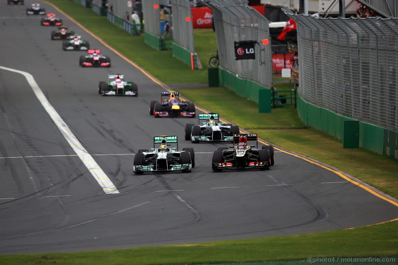 GP AUSTRALIA, 17.03.2013- Gara, Lewis Hamilton (GBR) Mercedes AMG F1 W04 e Kimi Raikkonen (FIN) Lotus F1 Team E21 