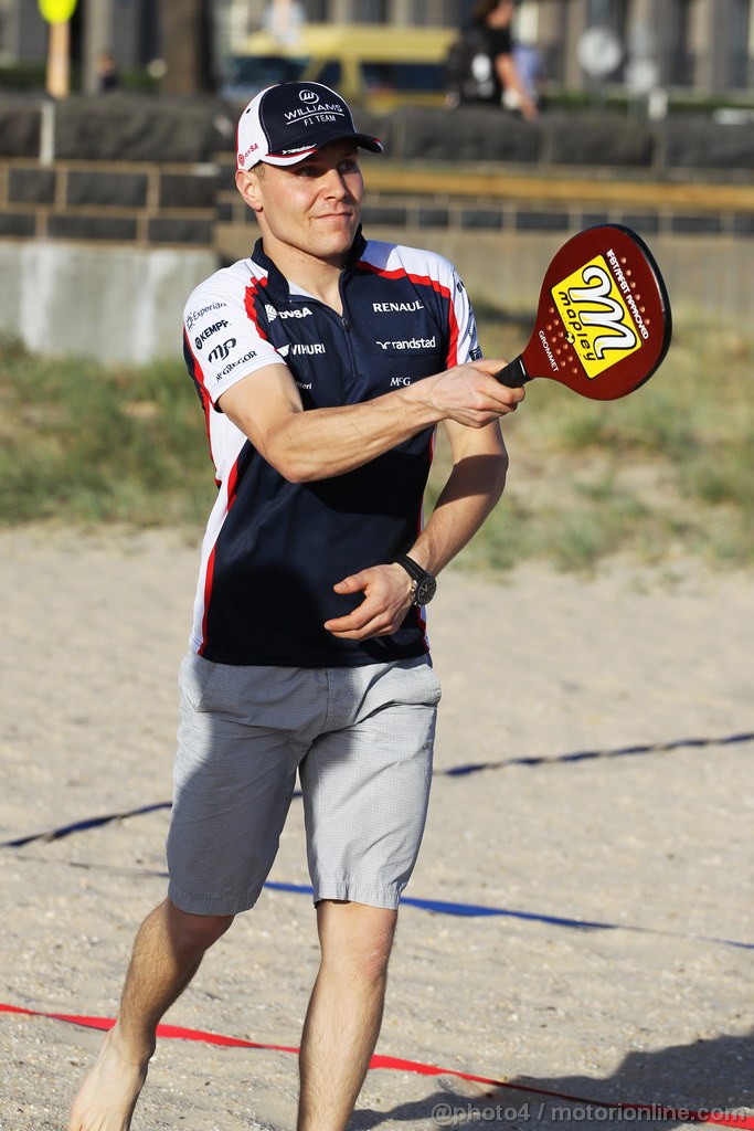 GP AUSTRALIA, 13.03.2013- Valtteri Bottas (FIN) Williams plays beach tennis.
