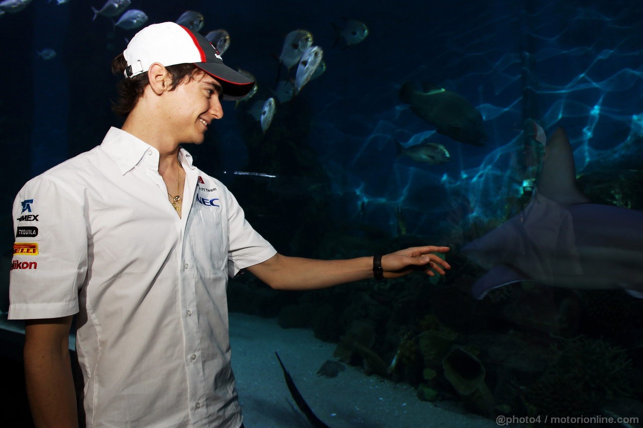 GP AUSTRALIA, 13.03.2013- Esteban Gutierrez (MEX) Sauber at Melbourne Aquarium.
