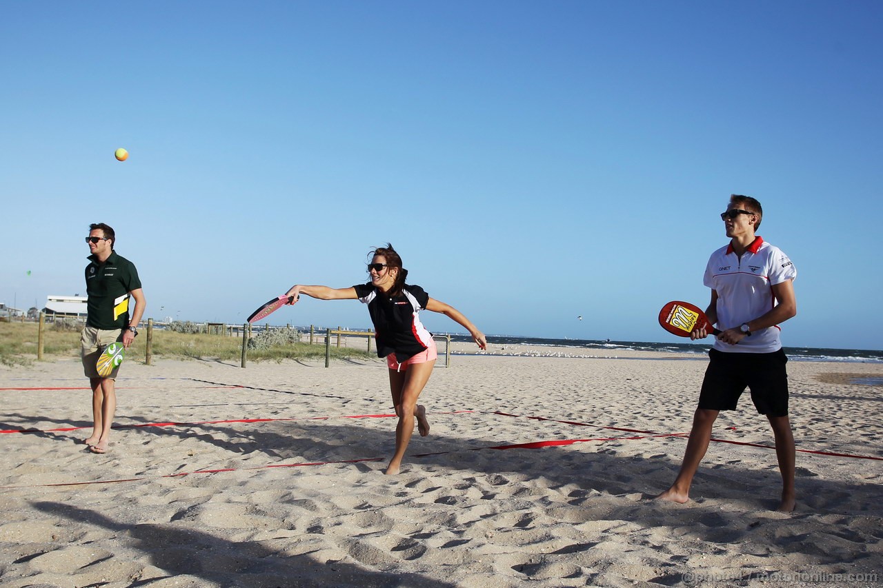 GP AUSTRALIA, 13.03.2013- (L to R): Giedo van der Garde (NLD) Caterham F1 Team; Natalie Pinkham (GBR) Sky Sports Presenter e Max Chilton (GBR) Marussia F1 Team play beach tennis.
