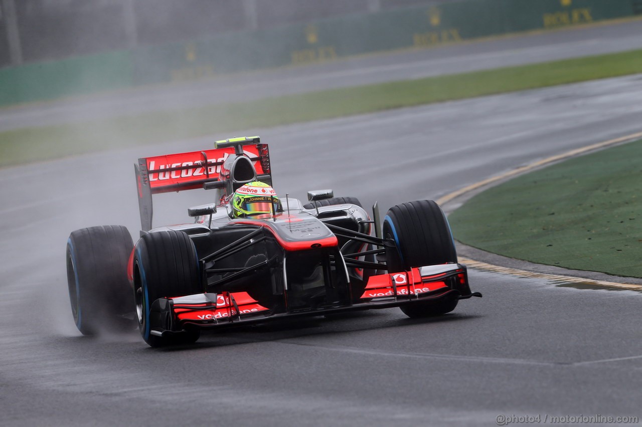 GP AUSTRALIA, Daniel Ricciardo (AUS) Scuderia Toro Rosso STR8 Sergio Perez (MEX) McLaren MP4-28 