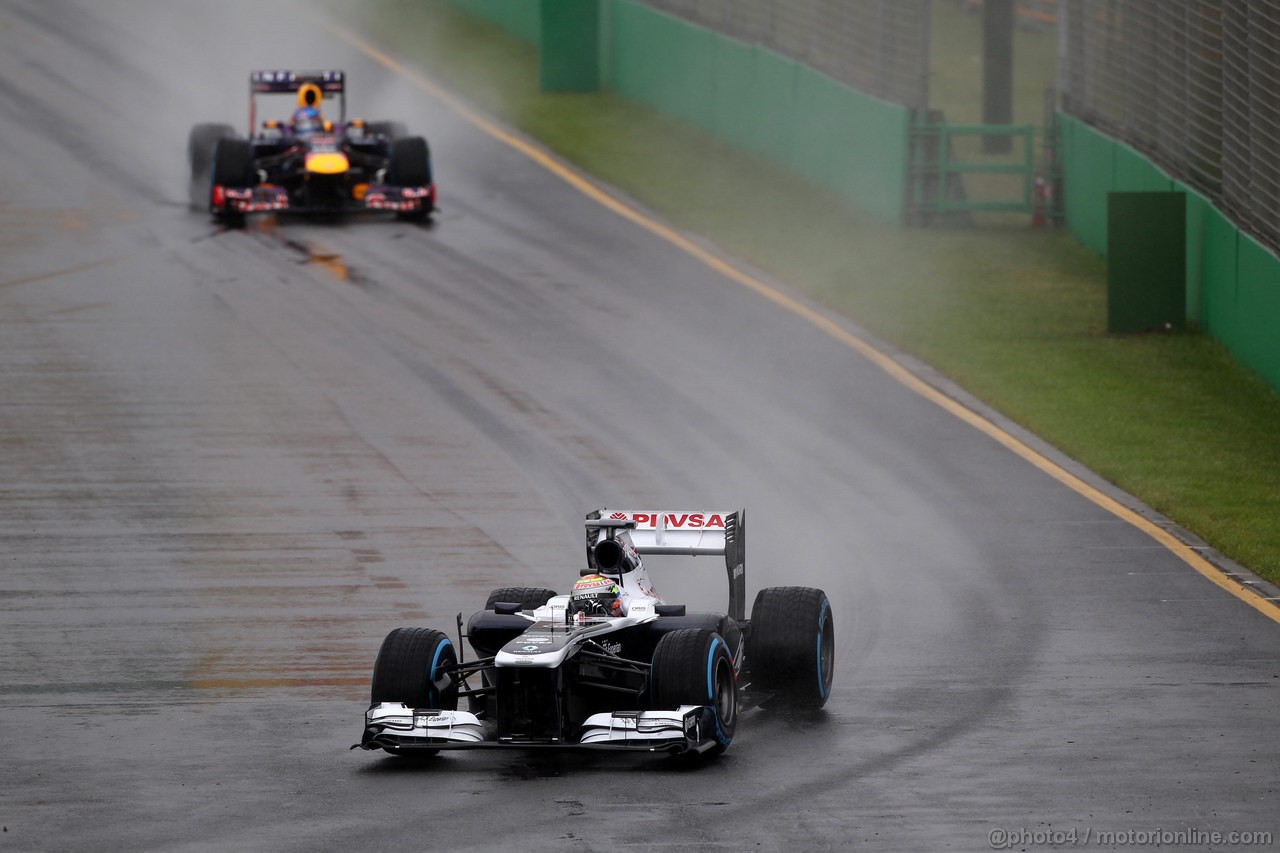 GP AUSTRALIA, 16.03.2013- Qualifiche, Pastor Maldonado (VEN) Williams F1 Team FW35 davanti a Sebastian Vettel (GER) Red Bull Racing RB9 