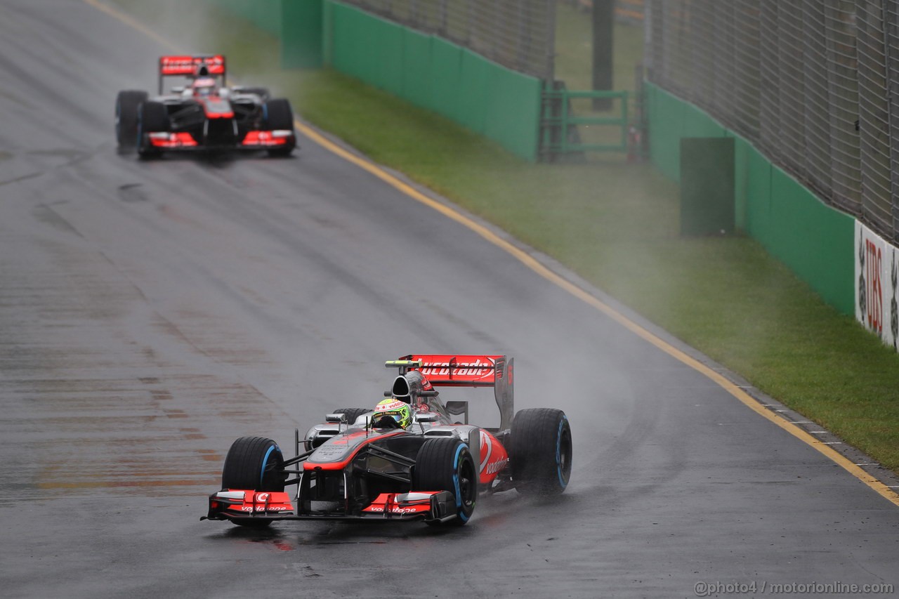 GP AUSTRALIA, 16.03.2013- Qualifiche, Sergio Perez (MEX) McLaren MP4-28 davanti a Jenson Button (GBR) McLaren Mercedes MP4-28 