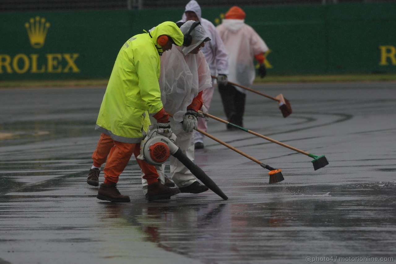 GP AUSTRALIA, 16.03.2013- Qualifiche, Marshalls clean the track