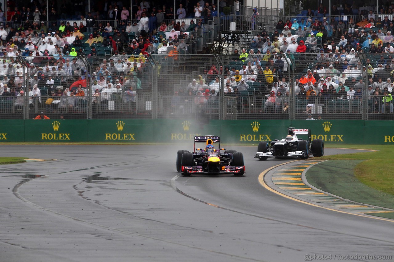 GP AUSTRALIA, 16.03.2013- Qualifiche, Sebastian Vettel (GER) Red Bull Racing RB9 davanti a Valtteri Bottas (FIN), Williams F1 Team FW35 