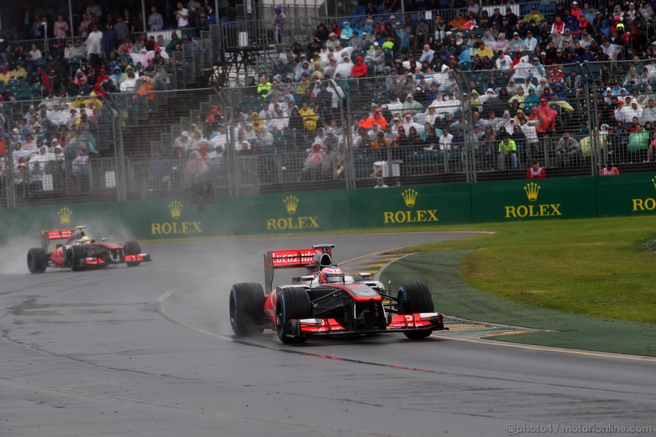 GP AUSTRALIA, 16.03.2013- Qualifiche, Jenson Button (GBR) McLaren Mercedes MP4-28 davanti a Sergio Perez (MEX) McLaren MP4-28 