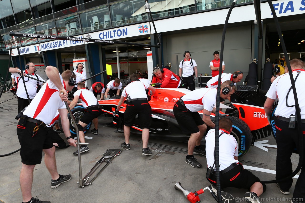 GP AUSTRALIA, 15.03.2013- Marussia's meccanici practice a pit stop