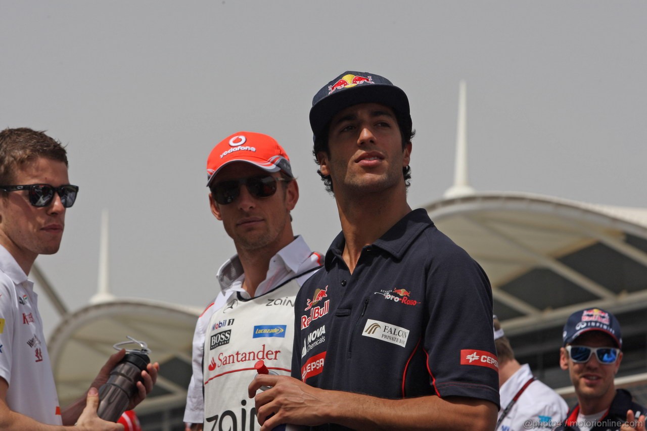 GP BAHRAIN, 21.04.2013- (L-D) Paul di Resta (GBR) Sahara Force India F1 Team VJM06, Jenson Button (GBR) McLaren Mercedes MP4-28 e Daniel Ricciardo (AUS) Scuderia Toro Rosso STR8 