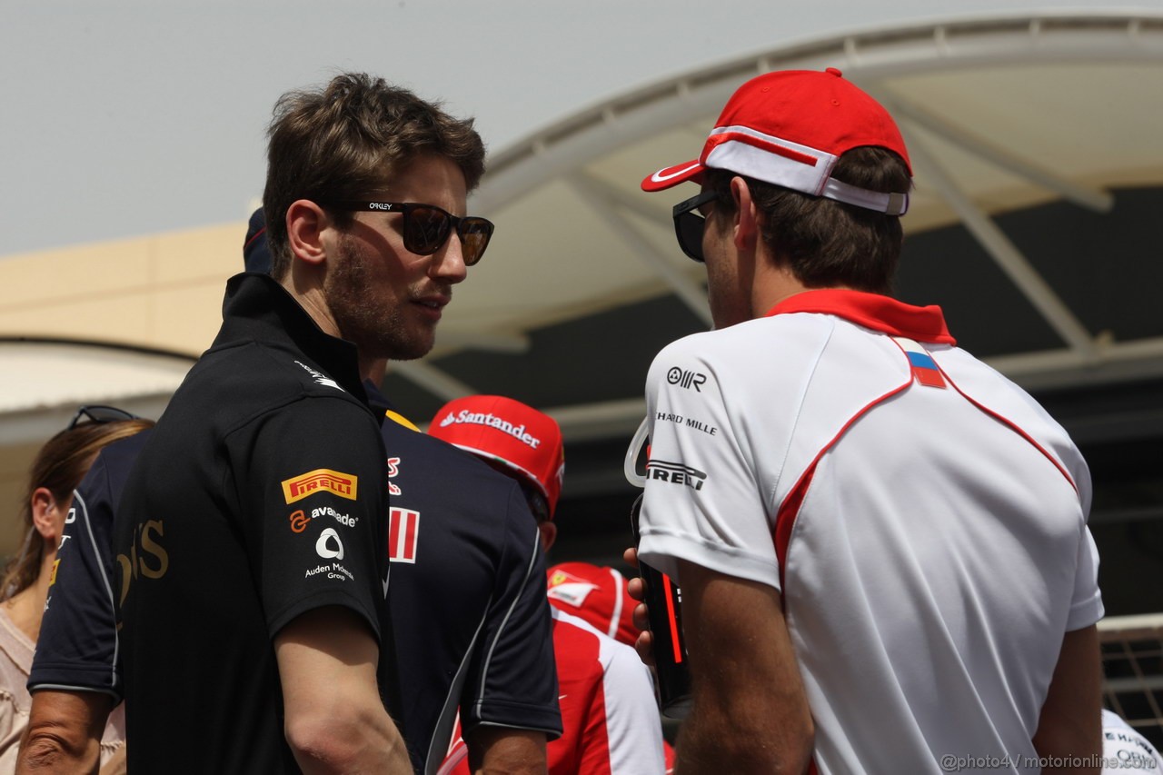 GP BAHRAIN, 21.04.2013- Romain Grosjean (FRA) Lotus F1 Team E21 e Jules Bianchi (FRA) Marussia F1 Team MR02 