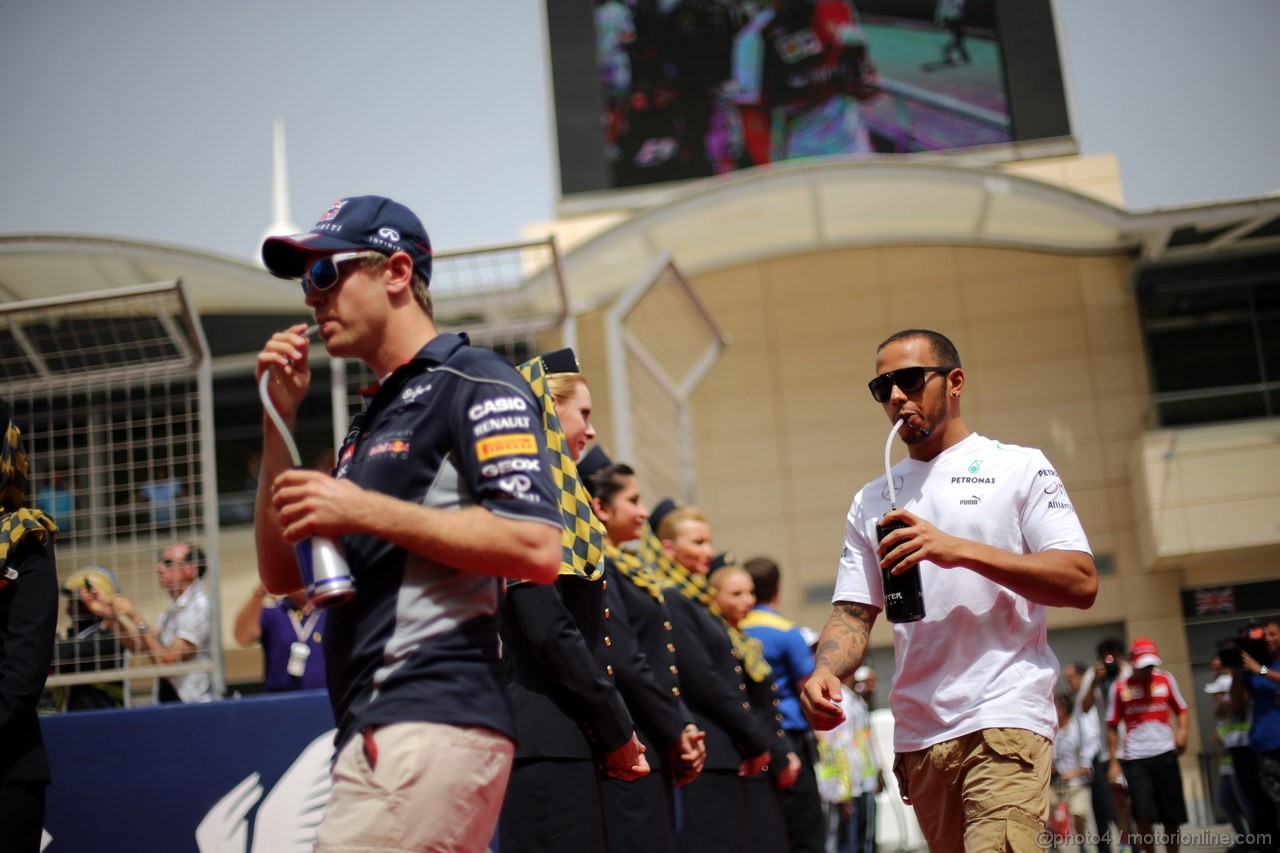 GP BAHRAIN, 21.04.2013- Sebastian Vettel (GER) Red Bull Racing RB9 e Lewis Hamilton (GBR) Mercedes AMG F1 W04 