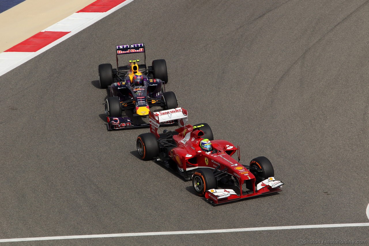 GP BAHRAIN, 21.04.2013- Gara, Felipe Massa (BRA) Ferrari F138 davanti a Mark Webber (AUS) Red Bull Racing RB9 