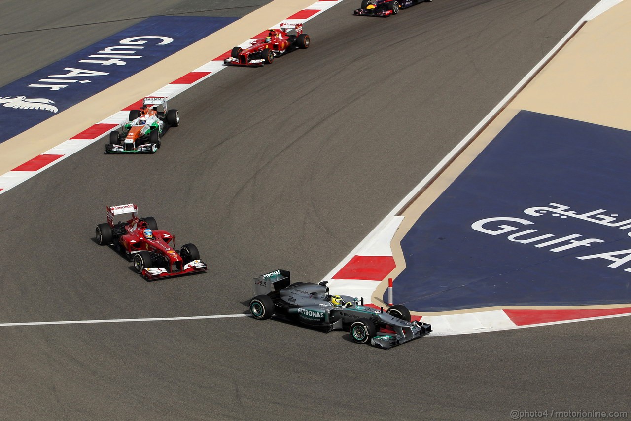 GP BAHRAIN, 21.04.2013- Gara, Nico Rosberg (GER) Mercedes AMG F1 W04 davanti a Fernando Alonso (ESP) Ferrari F138 