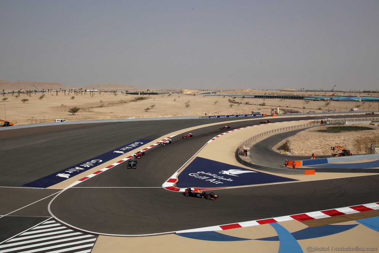 GP BAHRAIN, 21.04.2013- Gara, Sebastian Vettel (GER) Red Bull Racing RB9 davanti a Nico Rosberg (GER) Mercedes AMG F1 W04 