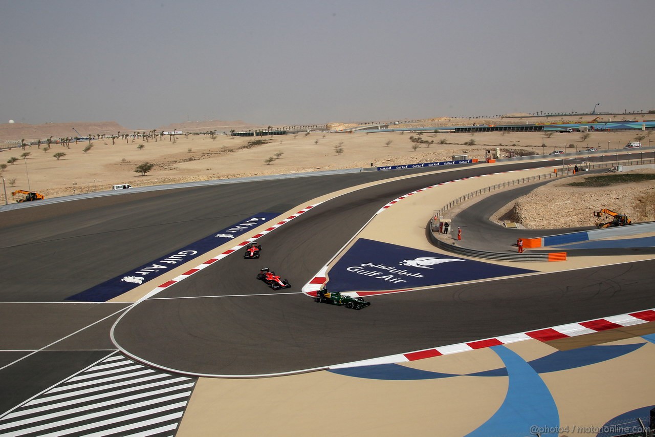 GP BAHRAIN, 21.04.2013- Gara, Charles Pic (FRA) Caterham F1 Team CT03 davanti a Jules Bianchi (FRA) Marussia F1 Team MR02 