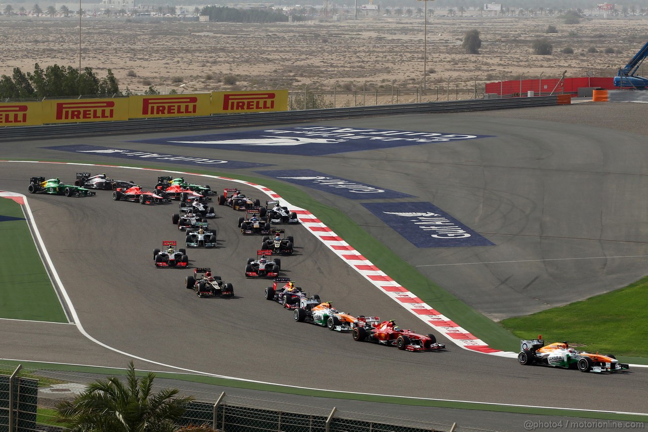 GP BAHRAIN, 21.04.2013- Gara, Start of the race, Paul di Resta (GBR) Sahara Force India F1 Team VJM06 davanti a Felipe Massa (BRA) Ferrari F138 