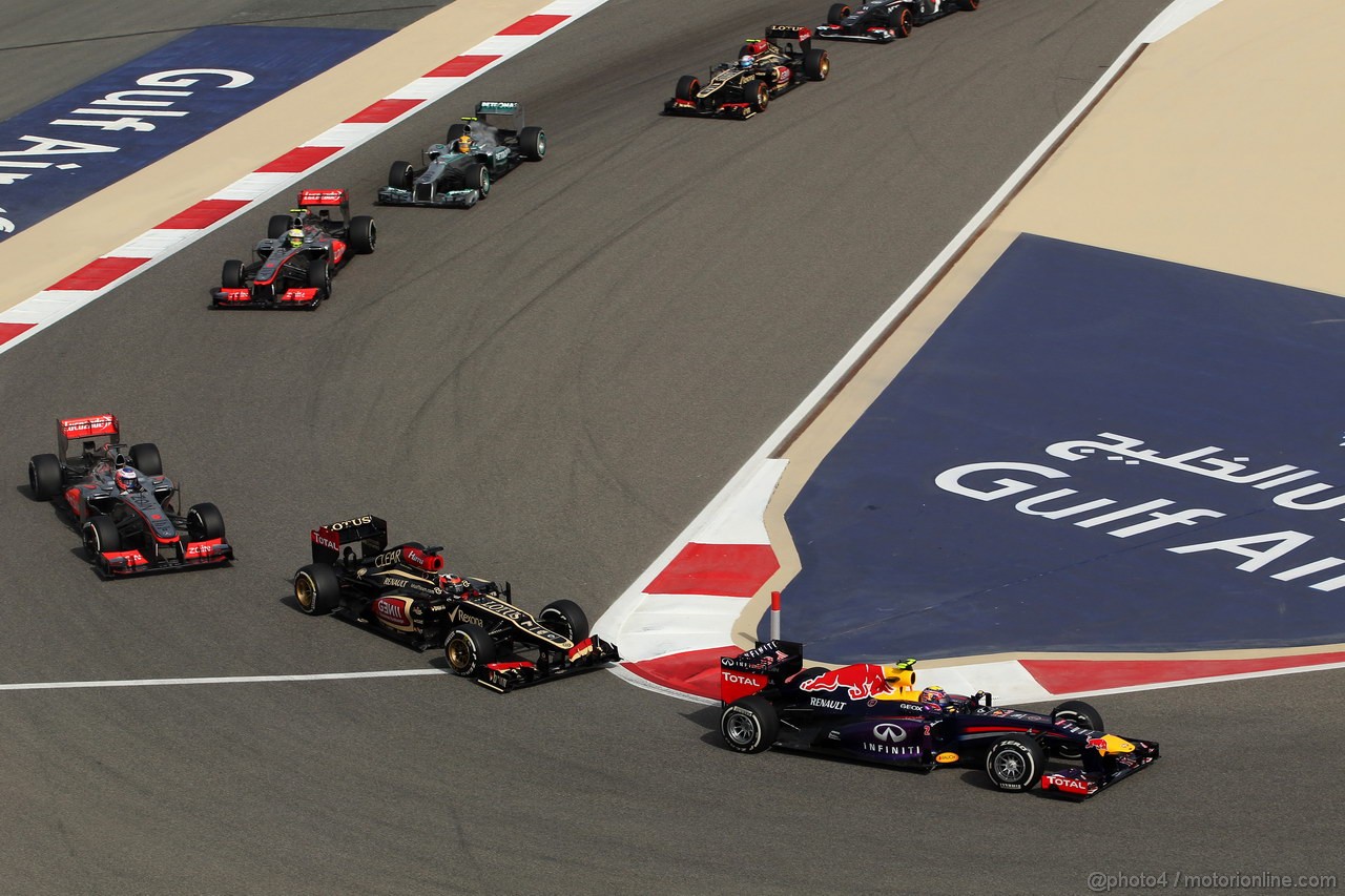 GP BAHRAIN, 21.04.2013- Gara, Mark Webber (AUS) Red Bull Racing RB9 davanti a Kimi Raikkonen (FIN) Lotus F1 Team E21 
