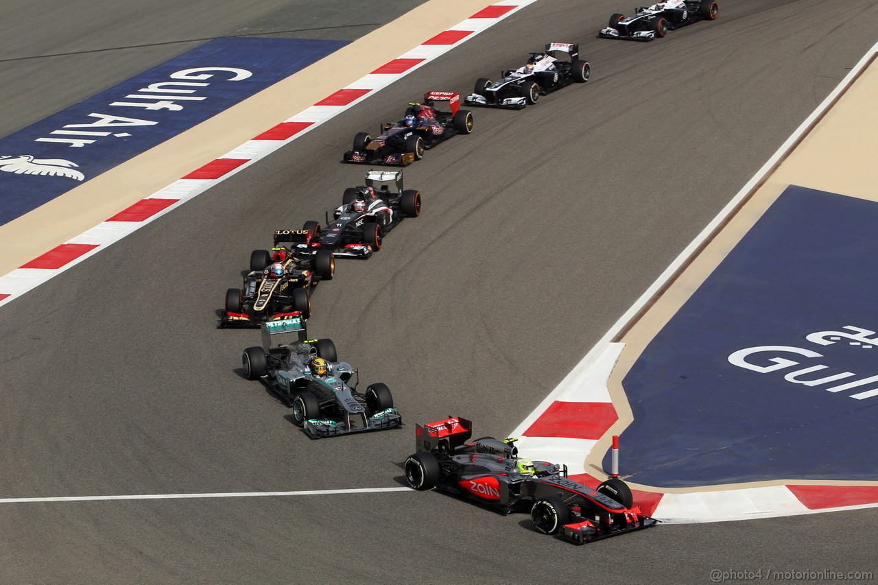 GP BAHRAIN, 21.04.2013- Gara, Sergio Perez (MEX) McLaren MP4-28 davanti a Jenson Button (GBR) McLaren Mercedes MP4-28 