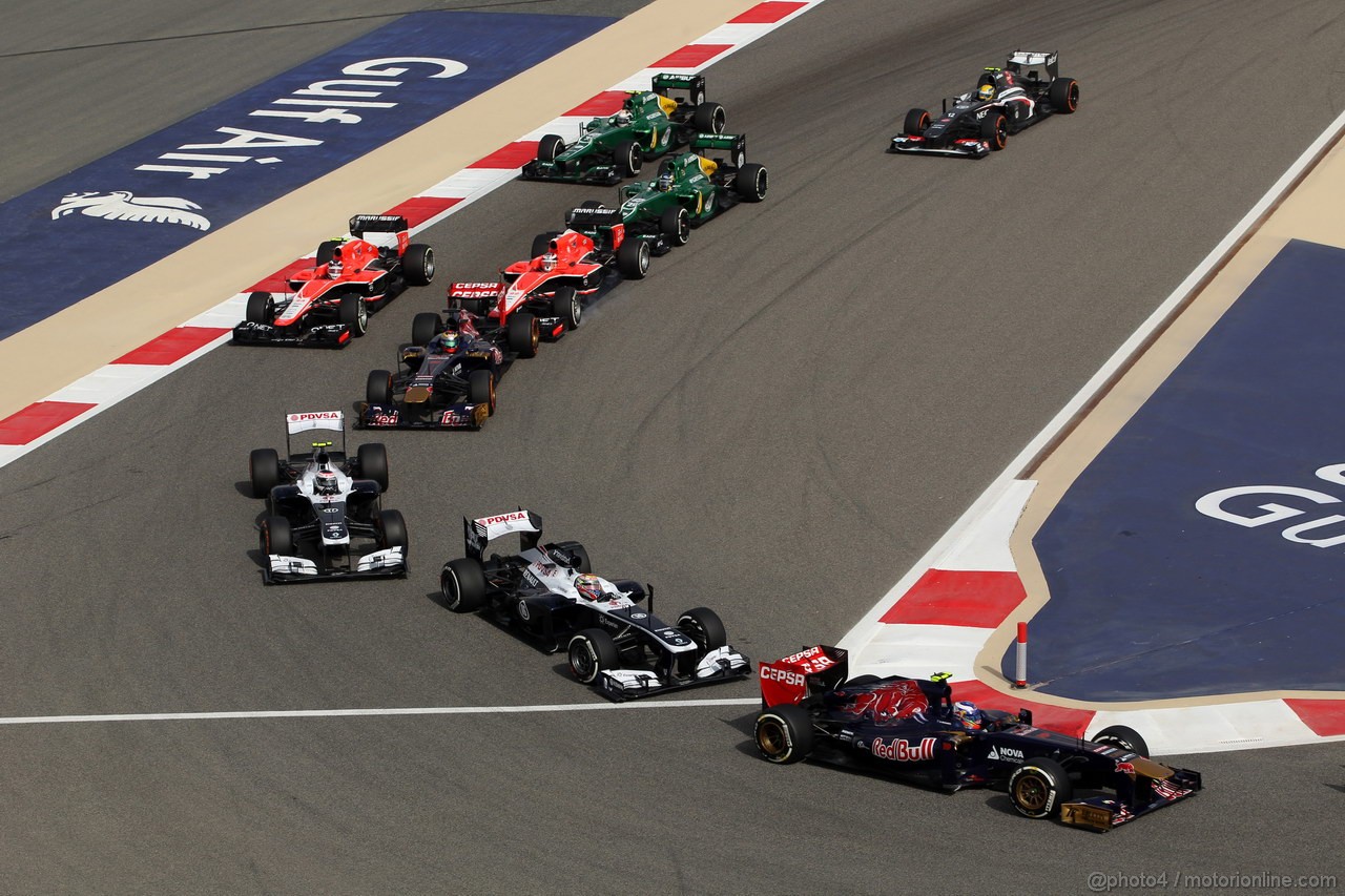 GP BAHRAIN, 21.04.2013- Gara, Daniel Ricciardo (AUS) Scuderia Toro Rosso STR8 davanti a Pastor Maldonado (VEN) Williams F1 Team FW35 