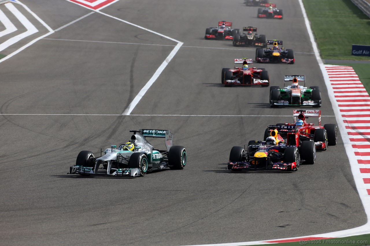 GP BAHRAIN, 21.04.2013- Gara, Nico Rosberg (GER) Mercedes AMG F1 W04 davanti a Sebastian Vettel (GER) Red Bull Racing RB9 