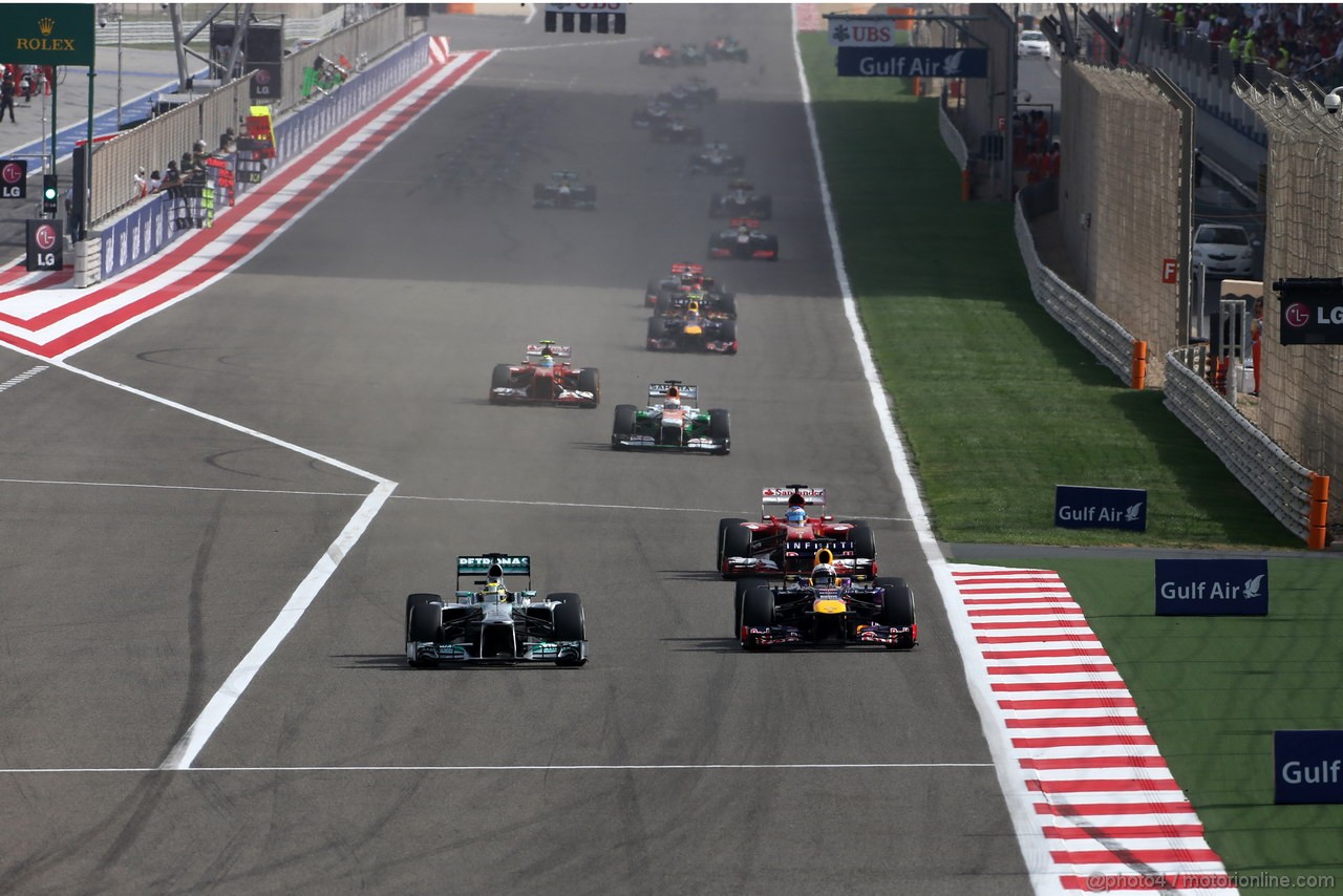 GP BAHRAIN, 21.04.2013- Gara, Nico Rosberg (GER) Mercedes AMG F1 W04 e Sebastian Vettel (GER) Red Bull Racing RB9 