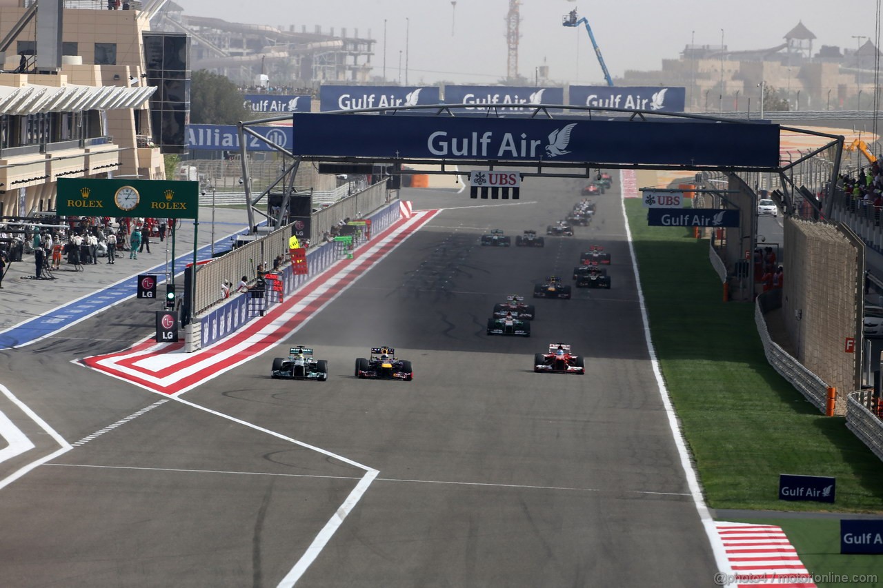 GP BAHRAIN, 21.04.2013- Gara, Nico Rosberg (GER) Mercedes AMG F1 W04 davanti a Sebastian Vettel (GER) Red Bull Racing RB9