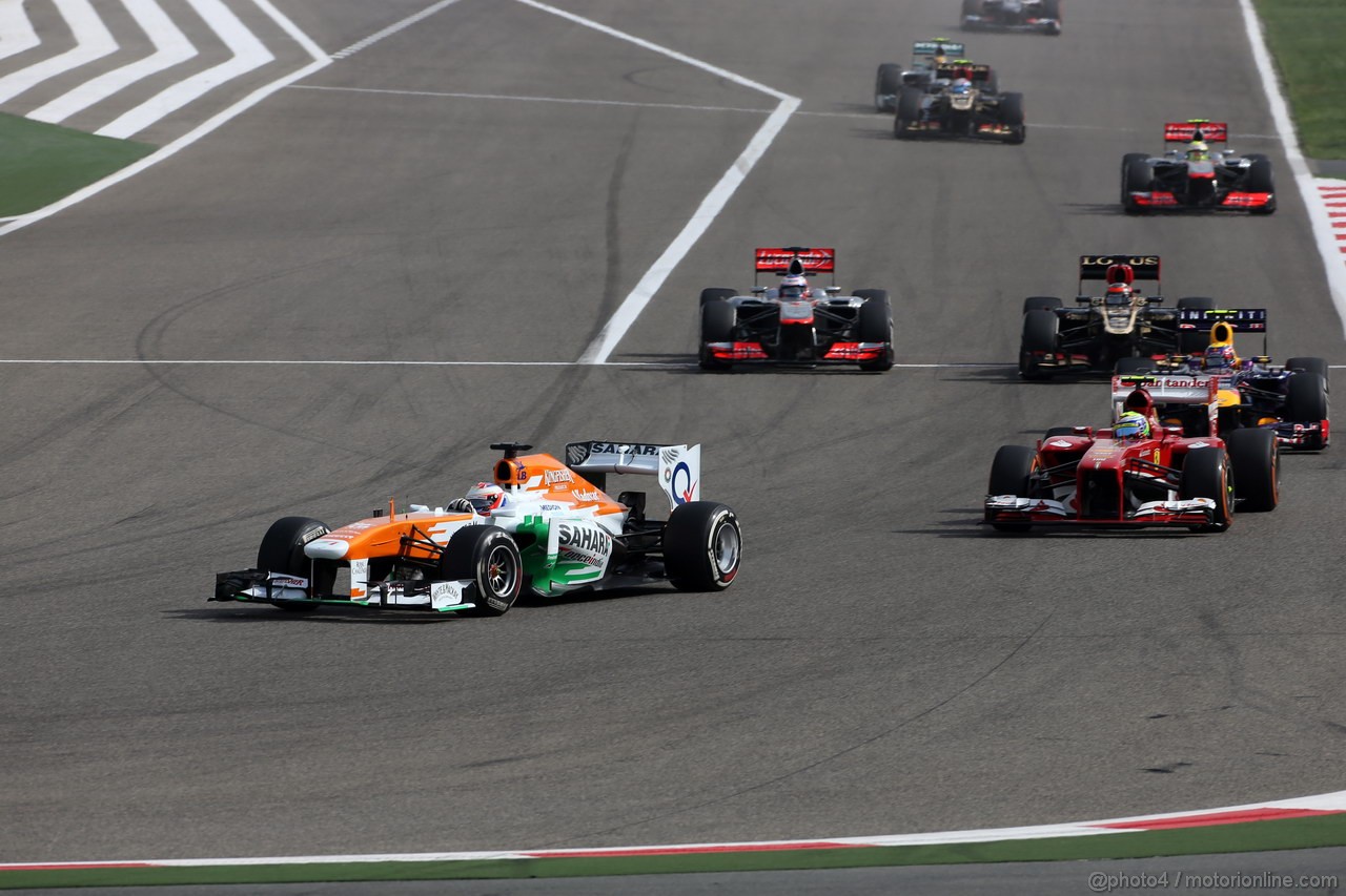GP BAHRAIN, 21.04.2013- Gara, Paul di Resta (GBR) Sahara Force India F1 Team VJM06 davanti a Felipe Massa (BRA) Ferrari F138 